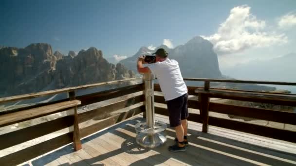 Turismo Caucasico Anziano Ammirando Spettacolare Catena Montuosa Con Binocolo Terrazza — Video Stock
