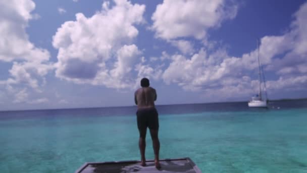 Joven Saltando Agua Mar Limpia Desde Camino Madera — Vídeo de stock