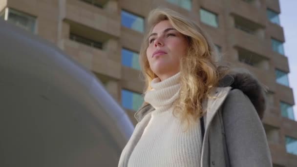 Plan Angle Bas Une Femme Blonde Élégante Confiante Cadre Centre — Video