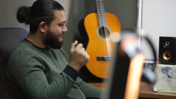 Jovem Barbudo Sentado Cadeira Ouvindo Música Sentindo Ritmo Música Estalando — Vídeo de Stock