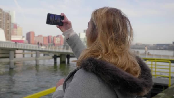 Kvinnlig Turist Tar Bilder Staden Skyline Med Mobiltelefon Närbild Parallax — Stockvideo