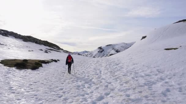 Mulher Caminhando Nas Montanhas Nevadas Norte Espanha — Vídeo de Stock