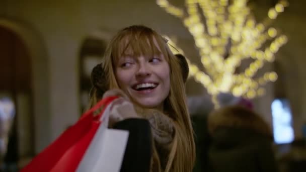 Ευτυχισμένος Shopaholic Κυρία Χαμογελώντας Μεταφέρουν Τσάντες Ωτοασπίδες Closeup — Αρχείο Βίντεο