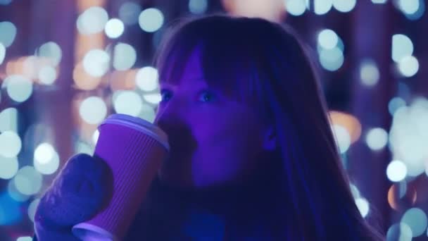 Una Bella Ragazza Che Beve Una Tazza Caffè Con Luci — Video Stock