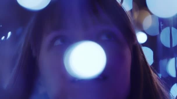 Mujer País Las Maravillas Del Invierno Rodeada Luces Led Navidad — Vídeo de stock