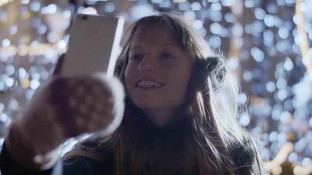 Mujer Tomando Una Selfie Cámara Lenta Con Las Luces Navidad — Vídeos de Stock