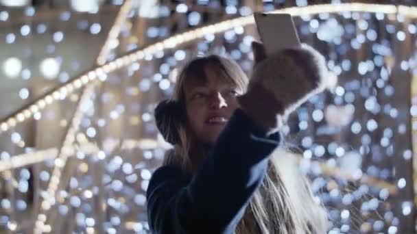 Una Encantadora Joven Vistiendo Traje Invierno Tomando Fotos Del Hermoso — Vídeos de Stock