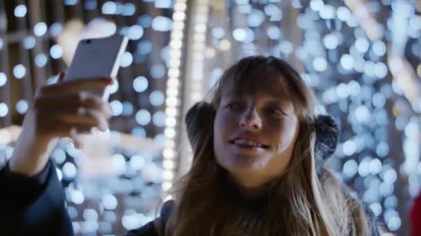 Pige Tager Selfie Gaderne Med Julelys Bag – Stock-video
