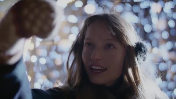 Chica Joven Sonriendo Tomando Una Selfie Luces Navidad Mujer Clima — Vídeos de Stock