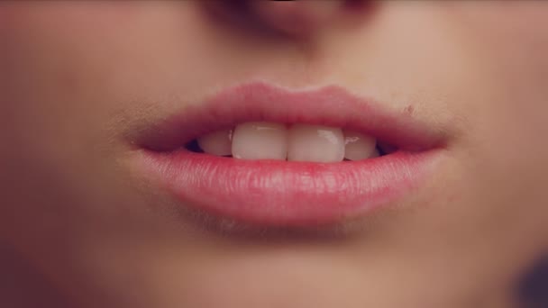 Closeup Mulher Sorrindo Largo Com Lábios Bonitos Seus Dentes Perfeitos — Vídeo de Stock