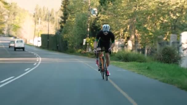 Genç Bir Erkek Yolu Bisikletçisinin Tepeye Yarış Çekimi — Stok video