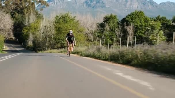 Geniş Zleme Bir Erkek Yolu Çekimi Bisikletçi Yavaşça Tepeye Pedallıyor — Stok video