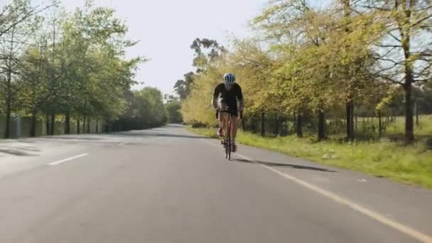 Erkek Yolu Nun Düşük Zleme Görüntüsü Bisikletçi Yavaşça Tepeye Pedallıyor — Stok video