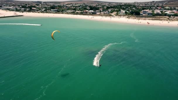 Malownicze Wysokiej Wysokości Dron Pickup Szeroki Strzał Kite Surfing Plaży — Wideo stockowe