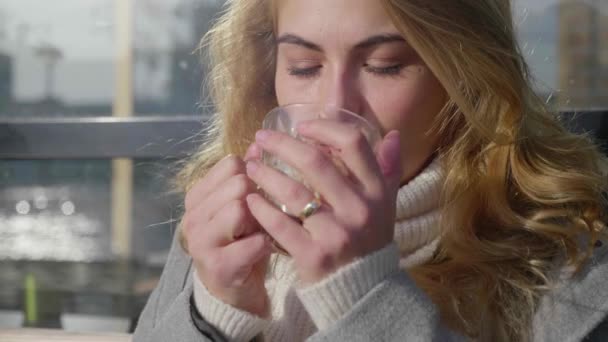 Close Tiro Uma Mulher Loira Elegante Bebendo Café Sol Manhã — Vídeo de Stock