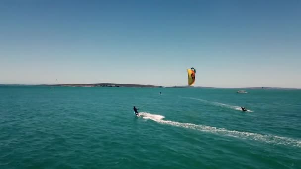 Profesjonalny Kitesurfer Sportów Wodnych Ścigany Przez Drona Podczas Pięknego Naturalnego — Wideo stockowe