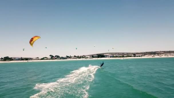 Tiro Dron Ultra Amplio Persiguiendo Surfista Cometa Toda Velocidad Hermoso — Vídeo de stock