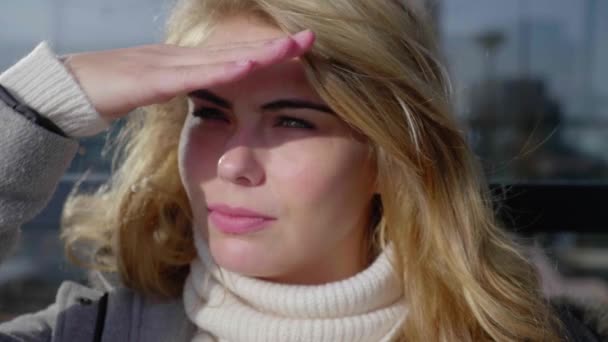 Kobieta Osłania Oczy Przed Słońcem Dłonią Patrząc Oddali Zbliżenie Strzału — Wideo stockowe