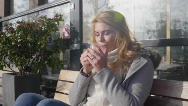 Giovane Donna Felice Beve Caffè Mentre Immerge Nel Caldo Sole — Video Stock