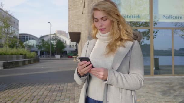 Mujer Joven Usando Teléfono Plano Medio Fondo Del Pabellón Ciudad — Vídeos de Stock