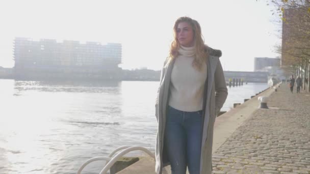 Introspektivní Mladá Žena Kráčí Zpomaleně Podél Mola Snímek Středního Sledování — Stock video