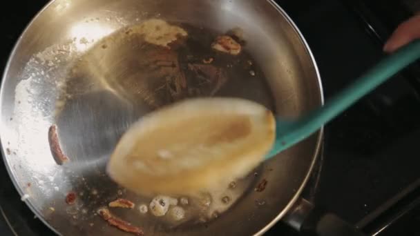 Erimiş Tereyağlı Paslanmaz Tavadaki Sıcak Krep Yeşil Bir Spatula Kullanıyor — Stok video