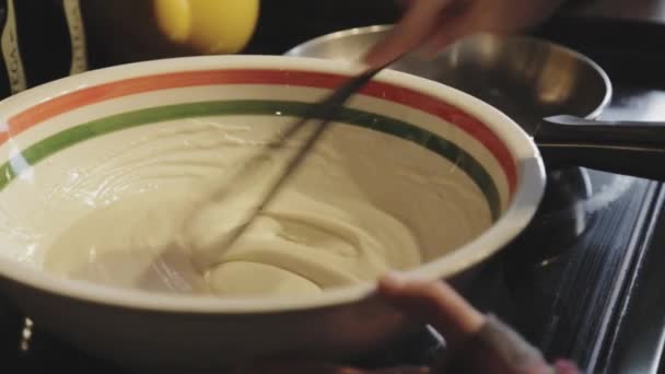 Misturando Bem Massa Panqueca Uma Tigela Mistura Até Suave Usando — Vídeo de Stock