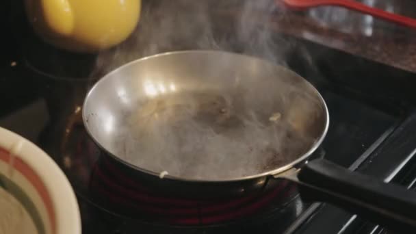 Removendo Panela Inoxidável Quente Fogão Depois Cozinhar Panquecas Uma Cozinha — Vídeo de Stock