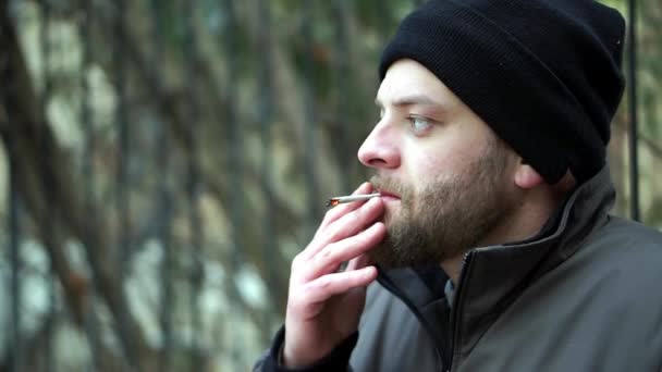 Hombre Brasileño Con Barba Fumando Porro Aire Libre — Vídeo de stock