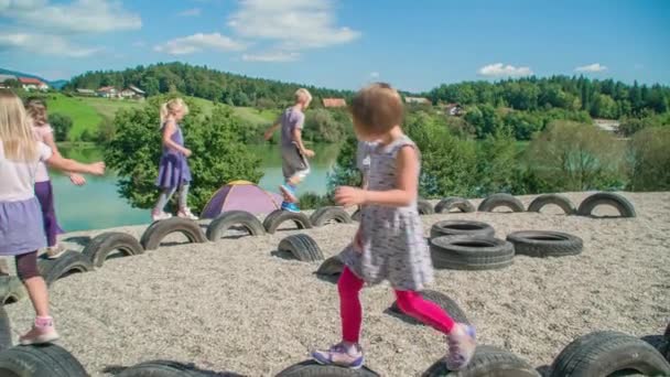 Kinder Laufen Auf Reifenhindernis Auf Spielplatz Freunde Spielen Zusammen — Stockvideo