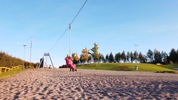 Happy Adventurous Girl Sliding Zip Line Parco Giochi Bambini Finlandia — Video Stock