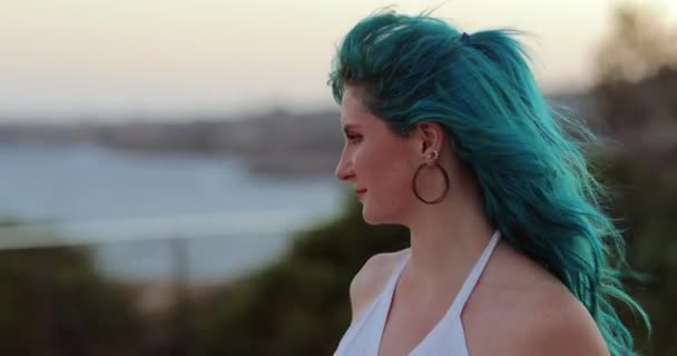 Com Natureza Mulher Cabelo Azul Atraente Dof Raso Oceano Atrás — Vídeo de Stock