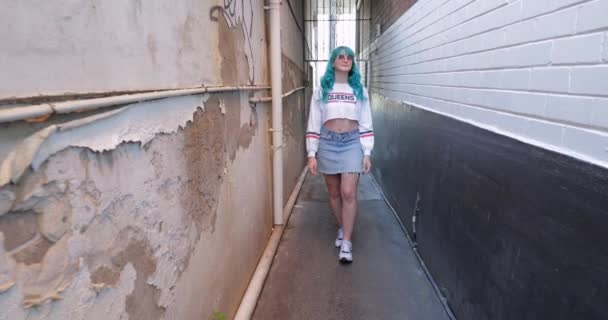 Mavi Saçlı Kentli Şık Tavırlı Koridorda Kameraya Doğru Yürüyen Jenerasyonundan — Stok video