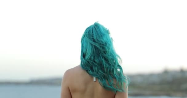 Dejando Descalza Mujer Joven Pelo Azul Vestido Blanco Que Fluye — Vídeo de stock