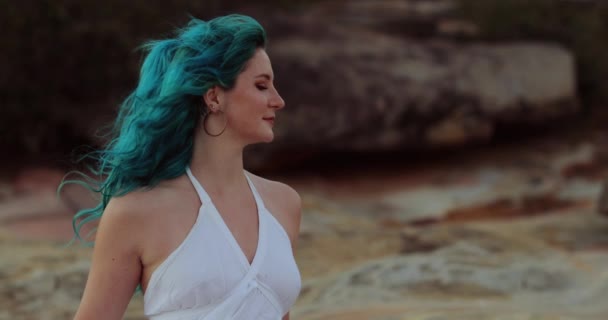 Doğa Ruhu Rüzgarla Savrulan Mavi Saçlı Kadın Başını Sola Doğru — Stok video