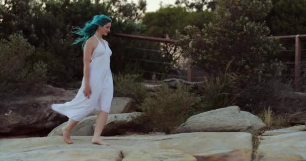 Tranquilidade Mulher Vestido Branco Cabelo Azul Caminha Descalça Sobre Pedras — Vídeo de Stock