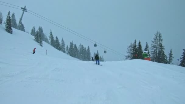 Teenager Snowboarding Kopce Sněhové Bouři — Stock video