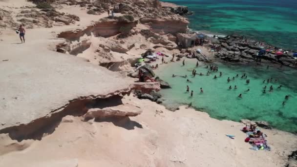 Drohnenbild Einer Frau Die Auf Einem Schwimmenden Felsen Einem Paradiesischen — Stockvideo