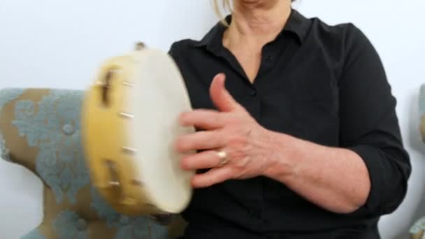 近距离观看一个女人弹奏手鼓 拍击节拍 — 图库视频影像