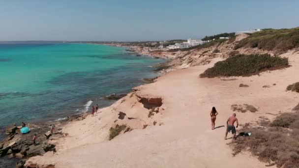 Dronen Følger Romantisk Par Som Holder Hverandre Hånden Formentera Spain – stockvideo