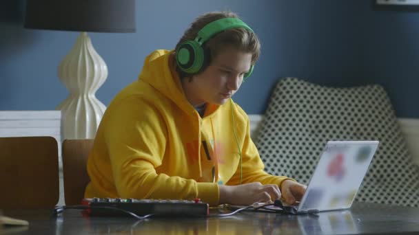 Tini Fiú Visel Fejhallgató Dolgozik Egy Laptop Egy Midi Vezérlő — Stock videók