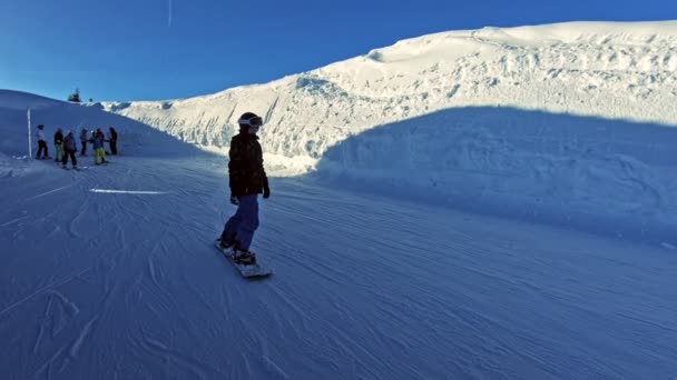 Adolescente Uno Snowboard Scorre Lentamente — Video Stock