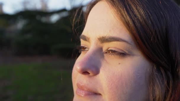 Primer Plano Una Cara Mujer Abriendo Los Ojos Mirando Cielo — Vídeos de Stock