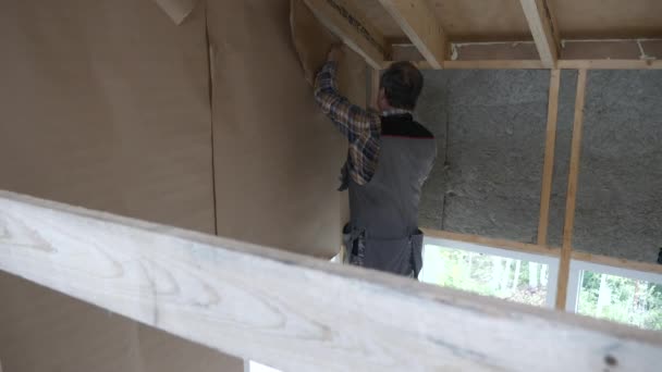 Empreiteiro Carpinteiro Trabalhando Parede Isolada Dentro Casa — Vídeo de Stock