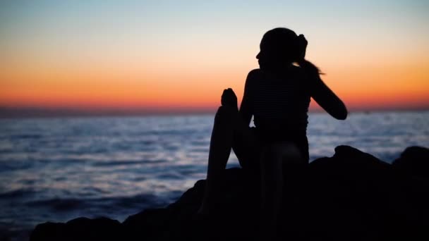 Uma Jovem Senhora Sentada Nas Rochas Costa Mar Enquanto Faz — Vídeo de Stock