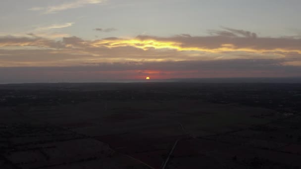 太陽はスペインのマヨルカ島の地平線に位置しています — ストック動画