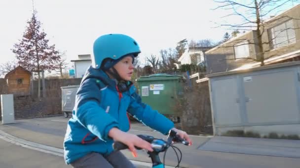 Маленький Мальчик Ездит Велосипеде Дороге Замедленная Съемка 24Fps Part5 — стоковое видео