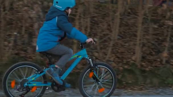 小さな男の子が近所でサイクリング中 24Fps Slow Motion Part — ストック動画