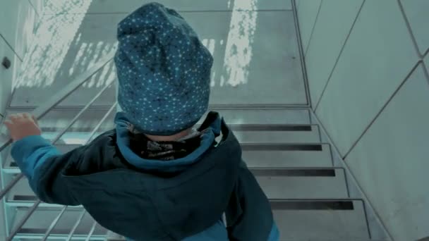 小さな男の子が階段を飛び降りる — ストック動画