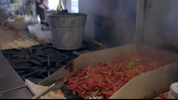 Tranchés Poivrons Rouges Grill Sur Une Cuisinière Dans Une Cuisine — Video